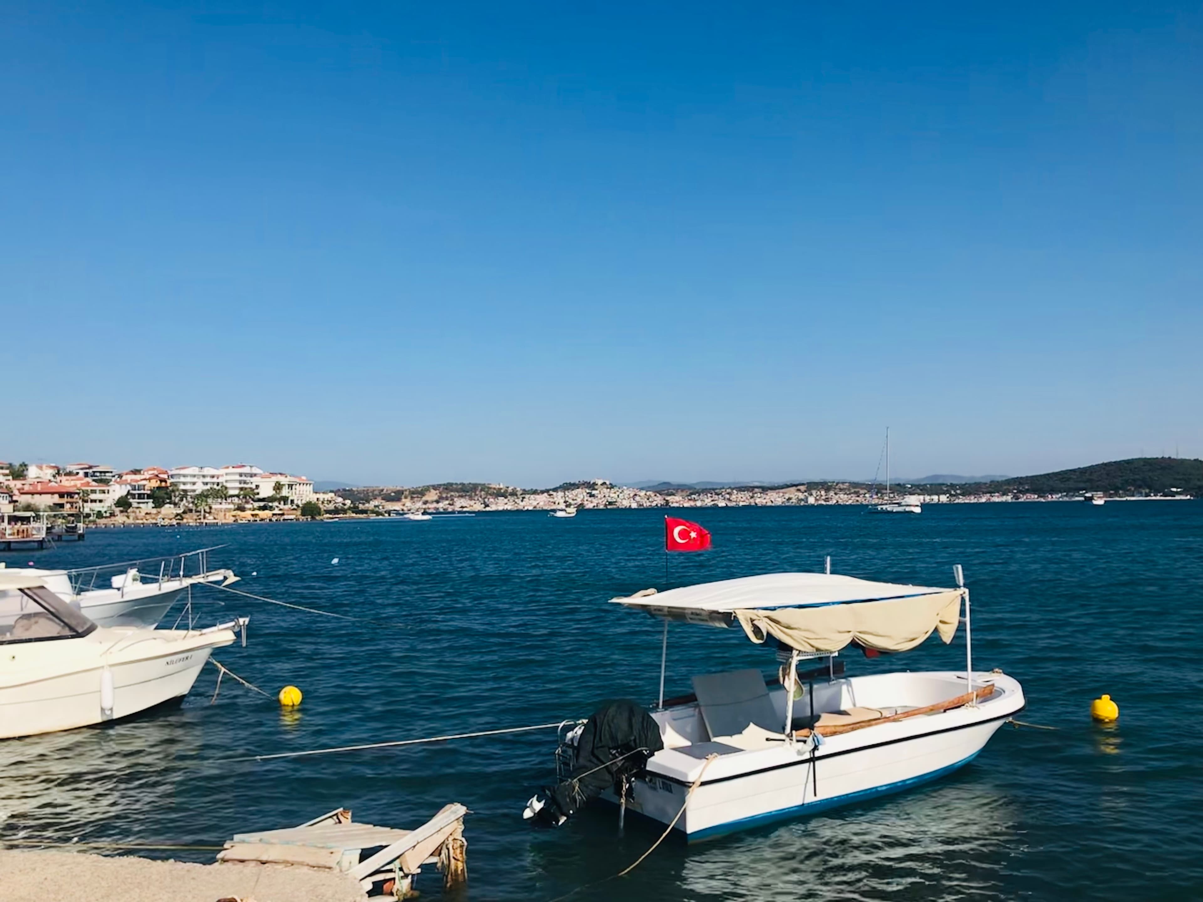 Ayvalık kıyısında liman ve kasaba dokusu