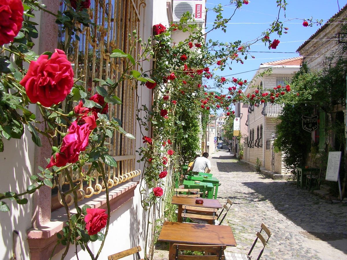 Cunda'da taş sokak