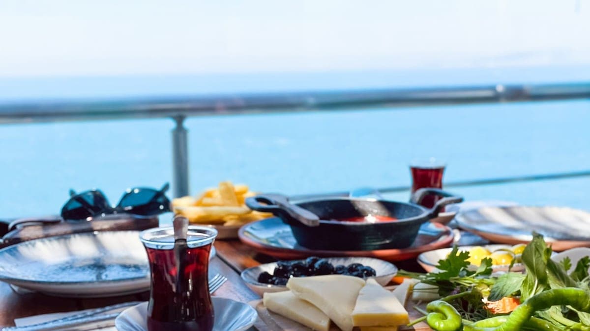 Deniz manzaralı Türk kahvaltı sofrası