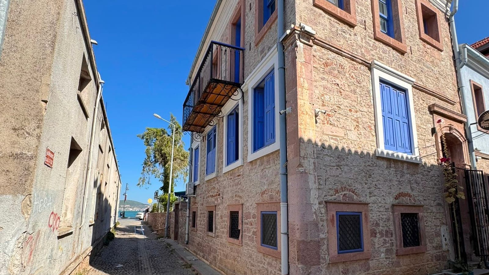 Kesme taş cepheli tarihi Rum evi ve arnavut kaldırımlı sokak